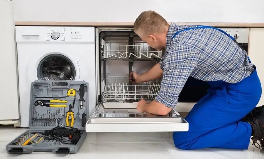 Çubuk Daikin servisi teknisyen ekibi beyaz eşya tamiri yaparken